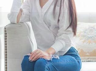 IMiss爱蜜社 – 图片里，谢芷馨Sindy的泳衣就像夏天的阳光，刺眼又让人心动！谁能抵挡得住！