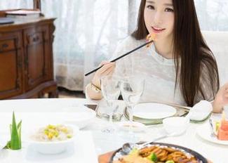MiStar魅妍社 – 在私房图包中偷瞄FoxYini孟狐狸的长腿，仿佛时间都停了。
