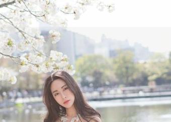 MiStar魅妍社 – 空姐妤薇Vivian的最新套图，飞上天的时候，她的身姿也在卷云里游弋。
