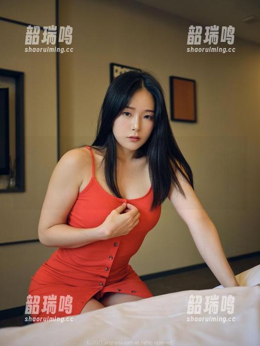 最新写真：DJAWA护理加班，Pia(피아)一展风采，仿佛在说“加班也可以时尚，请看我的表情管理！”