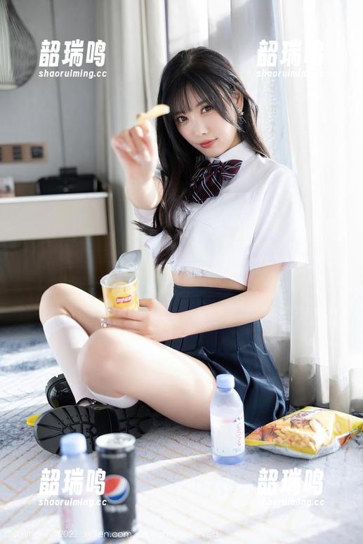 Xiuren秀人网 - 小肉肉咪的夏天原图，让我在炎炎夏日中感受到一丝凉意。