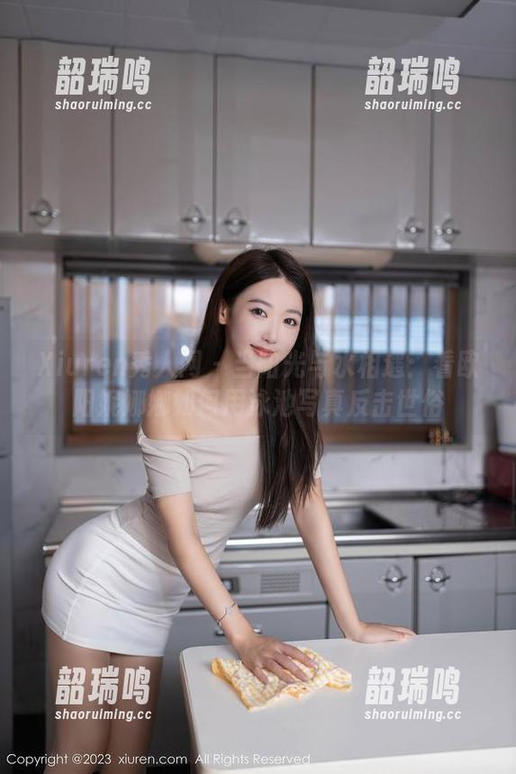 Xiuren秀人网 - 当阳光与水相遇:看欧阳妮娜娜如何用泳池写真反击世俗 Xiuren秀人网 - 当阳光与水相遇:看欧阳妮娜娜如何用泳池写真反击世俗