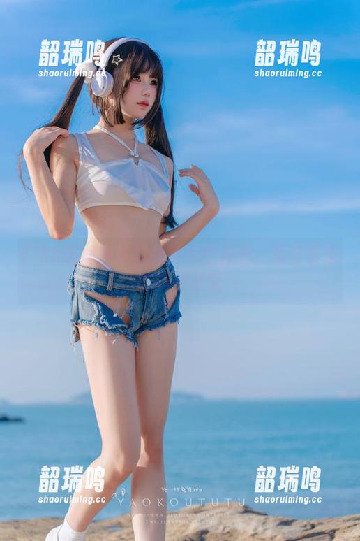 Yiko湿润兔与校园的亲密接触:写真带来的微妙感受 Yiko湿润兔与校园的亲密接触:写真带来的微妙感受