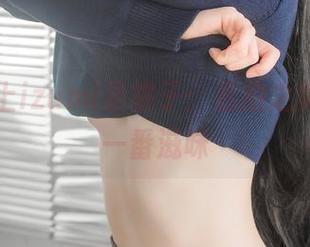 毛衣碰上izumi泉桃子：私拍之美，别有一番滋味