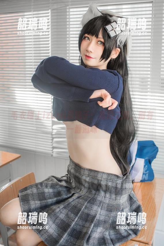 毛衣碰上izumi泉桃子：私拍之美，别有一番滋味