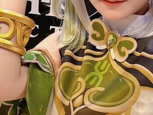 看roroki骷髅姬在天台上：原图中的优雅和不经意的幽默