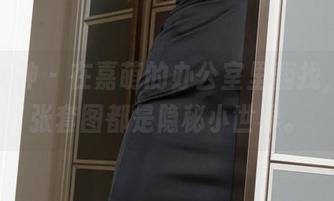 克拉女神 – 在嘉萌的办公室里翻找，每一张套图都是隐秘小世界。