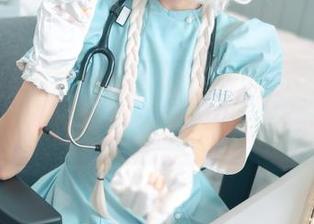 兔子Zzz不吃胡萝卜和红裙的Cos组合，图集中还有意想不到的惊喜哦！