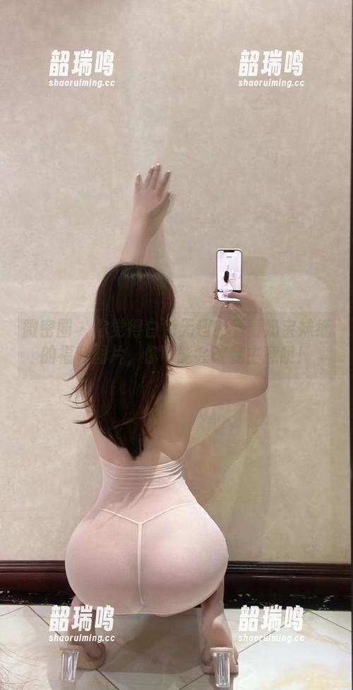 微密圈 - 你觉得白色无趣？看看奶宝妹纸的福利图片，你可能会改变主意哦！