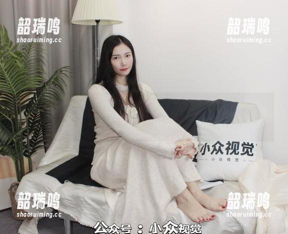 小众视觉 - 裸足的芳芳,送你一双陷入深思的脚印——这是怎样的作品风格? 小众视觉 - 裸足的芳芳,送你一双陷入深思的脚印——这是怎样的作品风格?