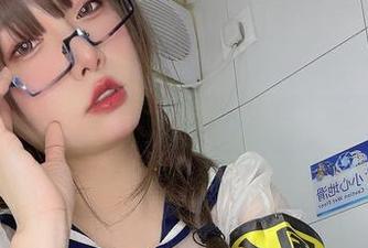 小泉学姐吖的透明女仆cos，感觉她只差一把魔法扫帚了！
