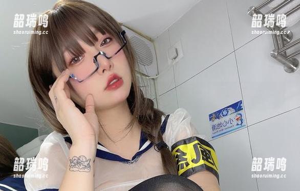 小泉学姐吖的透明女仆cos,感觉她只差一把魔法扫帚了! 小泉学姐吖的透明女仆cos,感觉她只差一把魔法扫帚了!