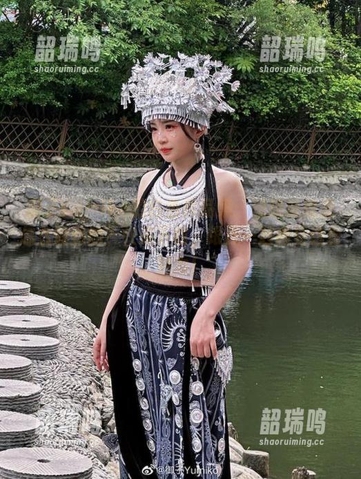 御子Yumiko的白色作品集：想知道她是怎么做到的？快来下载，跟我一起感受这份魅力！