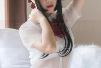 最新的杏子夫人裸足原图，光影交错竟有种特别的吸引力