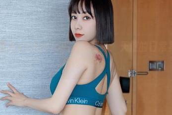 微密圈 – 果儿Victoria的高清写真：天使的日常其实就是追剧吃零食！