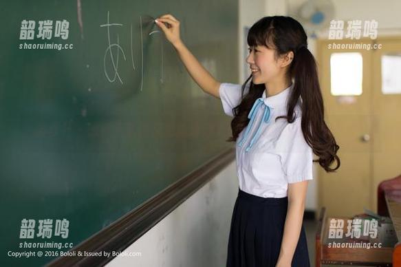 波萝社 - 惊！王语纯又更新泳池美图，想想我也想去游泳！