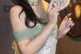 秀人网 – 艾小青与她的眼镜写真，真让我体会到形象和视野之间的微妙关系，啧啧，真有趣！
