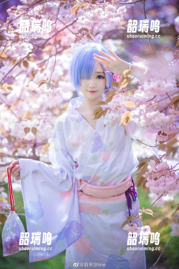 羽天shine的写真集:肯娘与照片间的微妙联系 羽天shine的写真集:肯娘与照片间的微妙联系