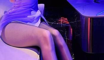微密圈 – 免费福利来袭：脸红Dearie电梯美女原图，快来下载！