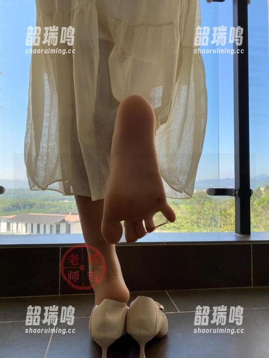 微密圈 - 分享若若老师最新校园大片：热爱学习的姿态，竟然也可以这么时尚！