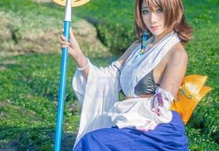 想和雨波HaneAme一起打LOL？先下载她的KDA女团写真再说！