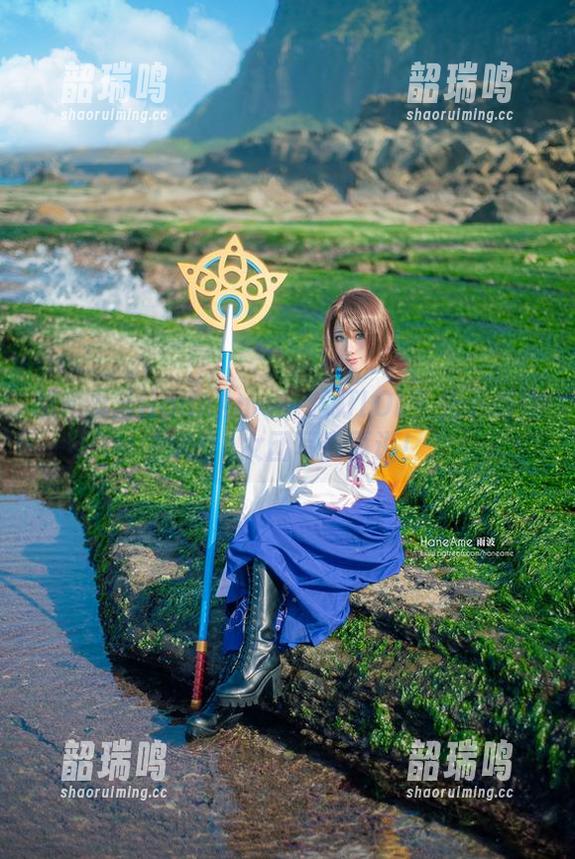 想和雨波HaneAme一起打LOL？先下载她的KDA女团写真再说！