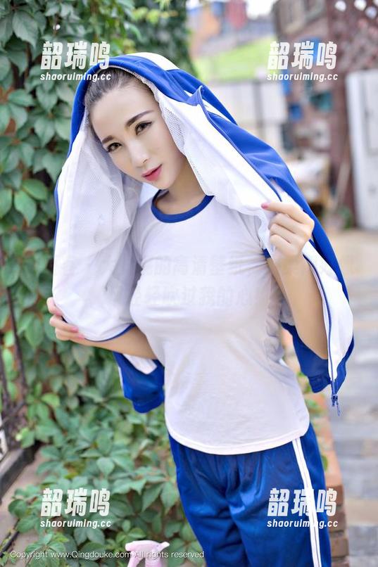 青豆客 - 大安妮的高清壁纸，温柔得好像风轻轻吹过我的心！
