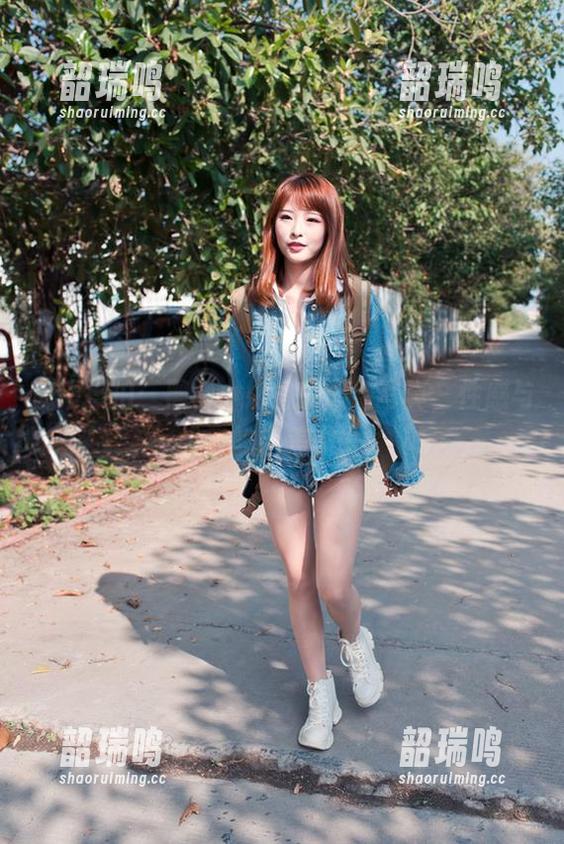 魔镜街拍:黑裙小姐姐的最新写真,性感与优雅的完美碰撞! 魔镜街拍:黑裙小姐姐的最新写真,性感与优雅的完美碰撞!